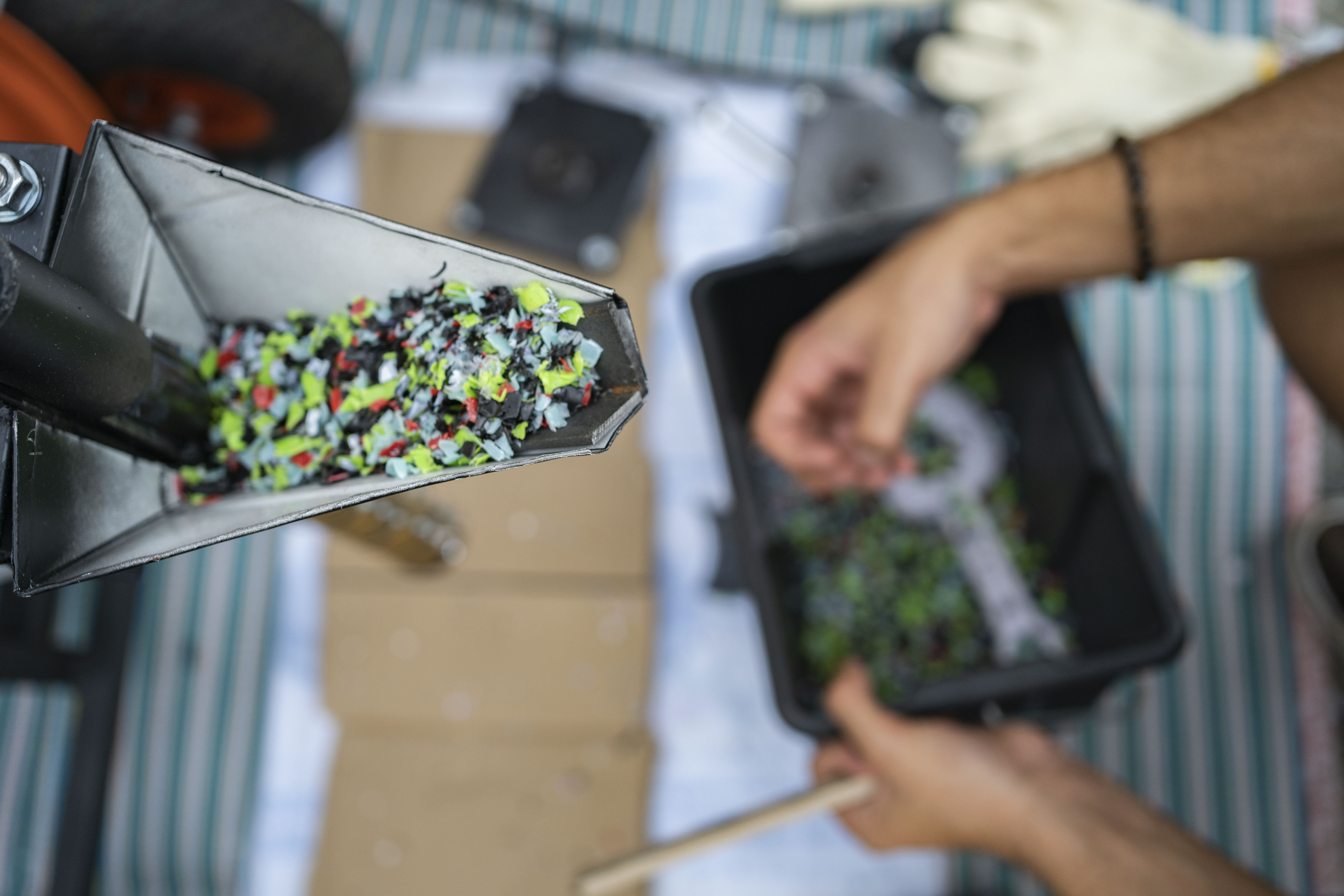 Les plastiques sont broyés en paillettes, fondus puis remoulés pour donner forme à de nouveaux objets.