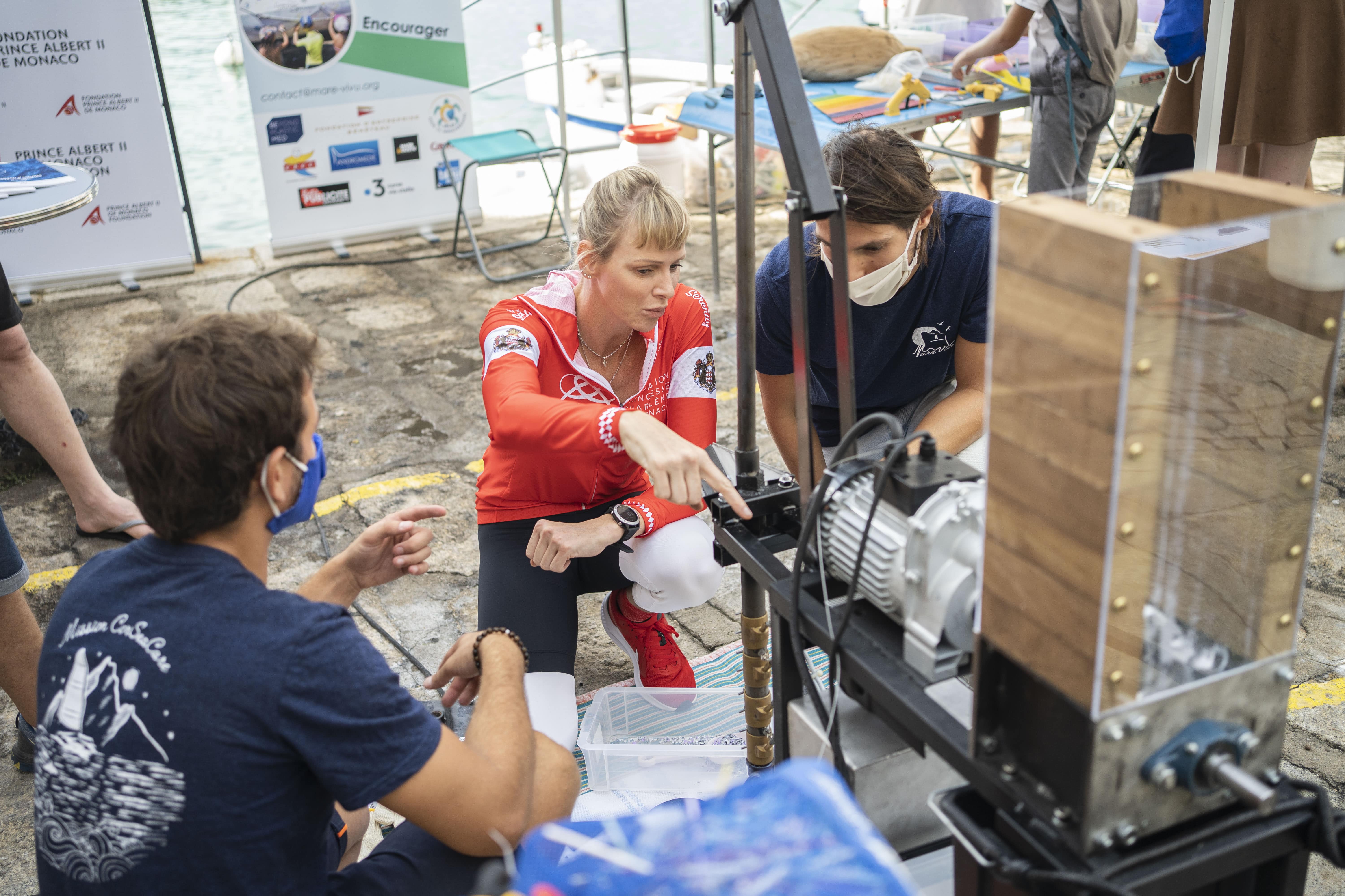 S.A.S la Princesse Charlène en train d’interroger l’équipe de Mare Vivu sur le fonctionnement des machines low-tech, juste avant de partir pour la traversée Calvi-Monaco en waterbike.
